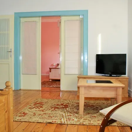 Casa Cu Obloane Albastre *
