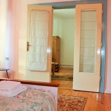 Casa Cu Obloane Albastre